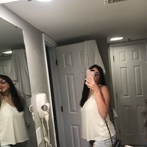 I’m selling a lose tank top the color is white